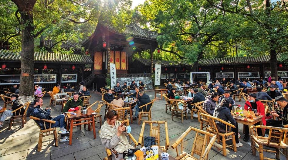 武汉生活节奏舒缓，美食体验与茶馆文化尽显闲适自在